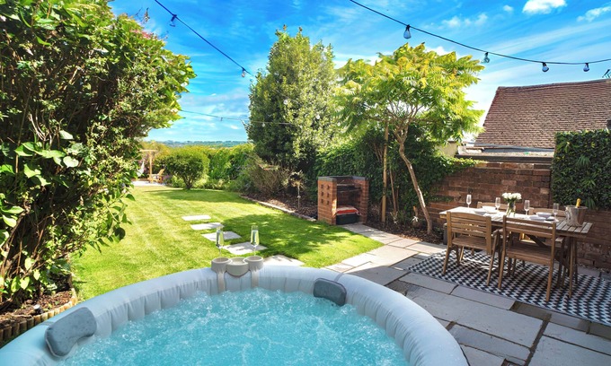 Ribbesford Cottage | Stylish 2 Bedroom Cottage with Hot Tub and Parking