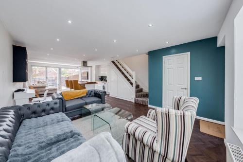 Hillingdon Apartment | Stylish 2-Bedroom Home with Garden in Leafy Ickenham