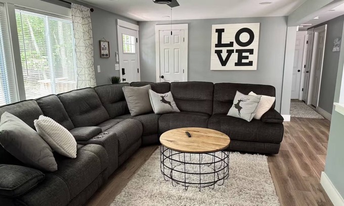Rowland House | Stylish 2-Bedroom Ski/Lake House with AC in Masthope Mountain Community