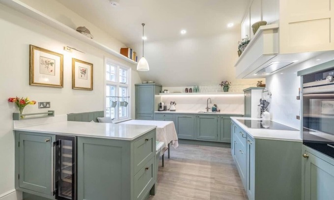 Windsor Apartment | Stylish 2Bed/2Bath Flat In The Heart Of Windsor