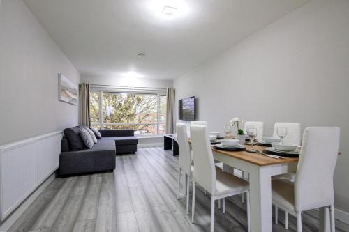 Raynes Park Apartment | Stylish 2BR Retreat - Near Station, Free Parking