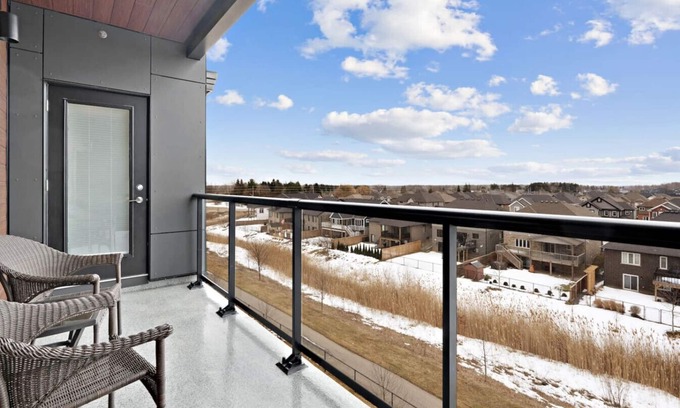 Fonthill Apartment | Stylish 2BR Suite on High Floor and Situated Close To Falls