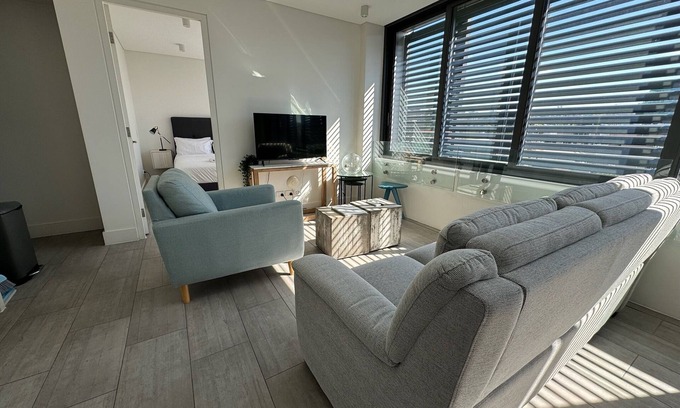 Bondi Beach Apartment | Stylish 2BR Top-Level Unit w/Lift near Bondi Beach