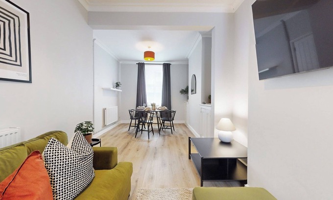 Cardiff City Centre House | Stylish 3-Bed, 2 Bath City Centre Gem in Cardiff | Walk to Stadiums & Shops