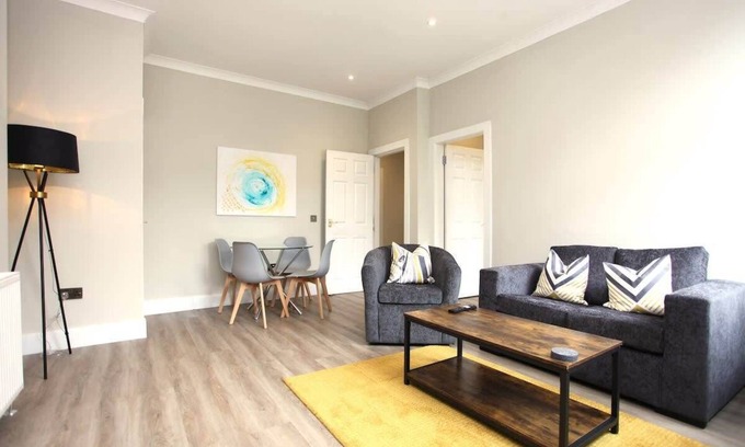 North West Apartment | Stylish 3-Bed Flat in Glasgow