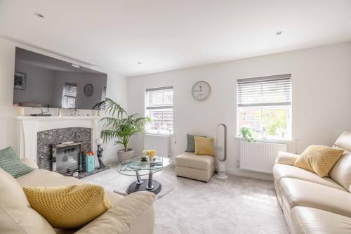 Langley Marish House | Stylish 3-Bed House in Langley, Driveway Parking!