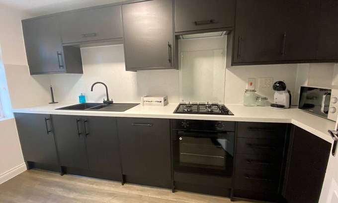 Corby House | Stylish 3-Bed House with Free Parking & Netflix