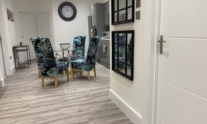 Cwmbrwla Apartment | Stylish 3beds Nystyle Apt - Parking, Self Check-in