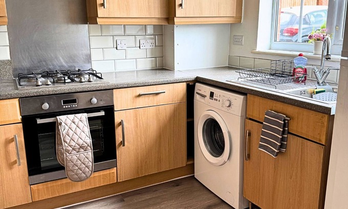 Corby House | Stylish 3BR Home | Garden + Wi-Fi + Parking – Perfect for Work or Family