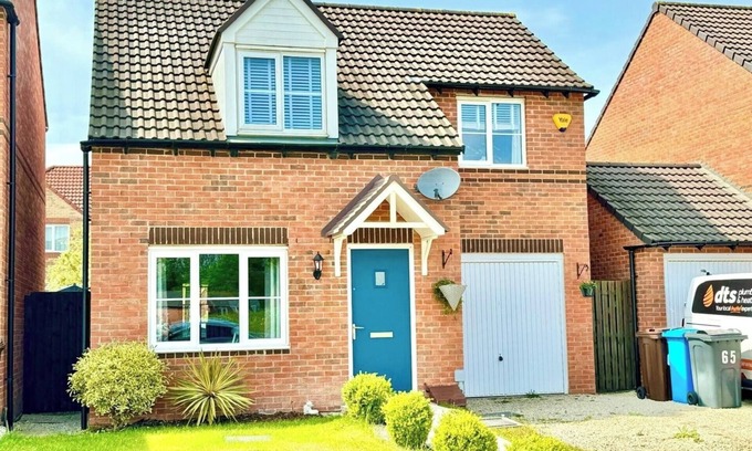 Grenoside Apartment | Stylish 3BR Home w/Garden and Parking in Sheffield