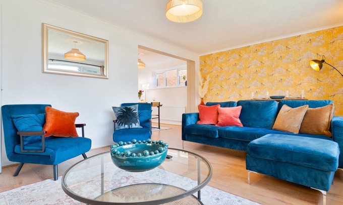 Broad Oak House | Stylish 4 Bedroom Spacious House w/Parking - Sleeps 10 - Families & Contractors