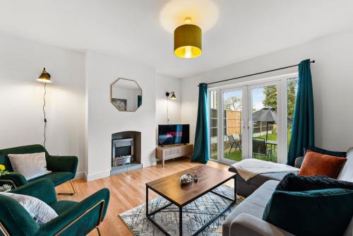 Giltbrook House | Stylish 5 Bed in Peak District Gem - Games Rooms