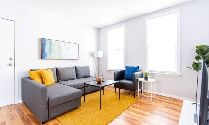 Logan Square Apartment | Stylish and Cute 2BR Apartment Near Wrigley!