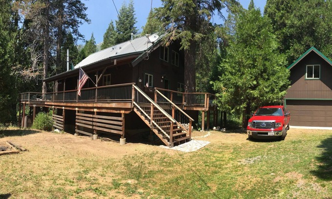 Strawberry House | Stylish and Modern Cabin on the River's Edge, Minutes to Skiing and Adventure!!