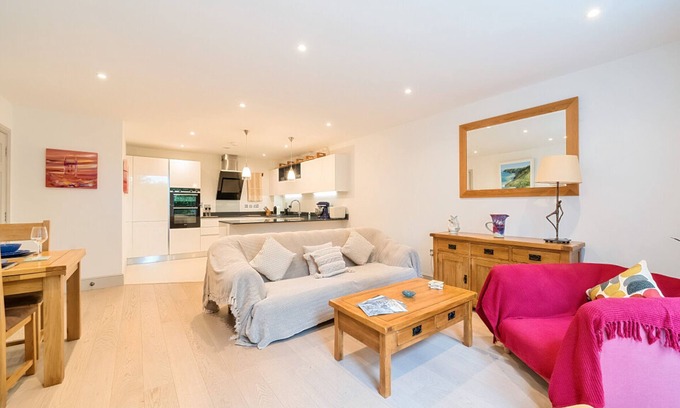Weybridge Apartment | Stylish apartment with parking| Pass the Keys