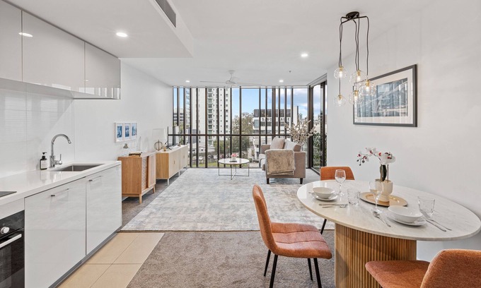 Milton Apartment | Stylish Apartment with Study & free Parking