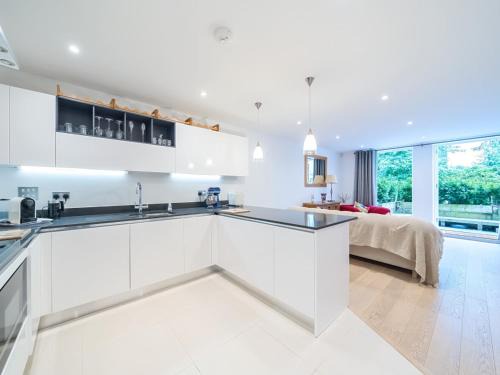 Weybridge Apartment | Stylish apartment with parking Pass the Keys