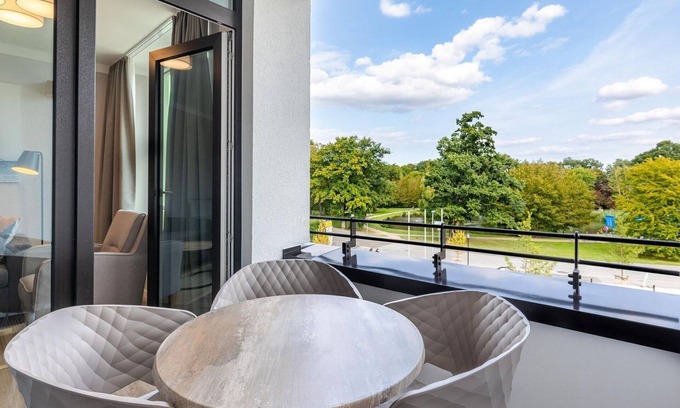 Alt-Travemunde/Ronnau Apartment | Stylish apartment with loggia, right next to the park and only 300 meters to the Baltic Sea -