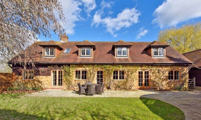 Winkfield Apartment | Stylish Barn Conversion Near Windsor