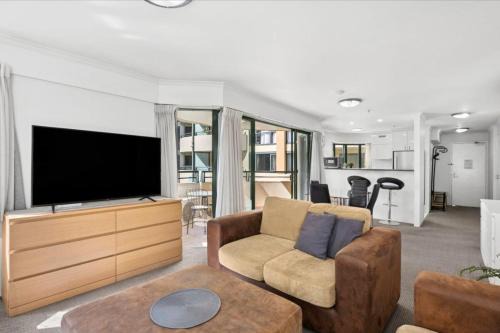 Canberra City Centre Apartment | Stylish Braddon Retreat 2Bedroom Free Parking & Pool