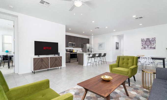 Casa Grande House | *Stylish & Bright* King Queen Beds*Backyard*Garage