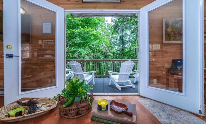 Burks Fork Apartment | Stylish Cabin near wineries & parkway