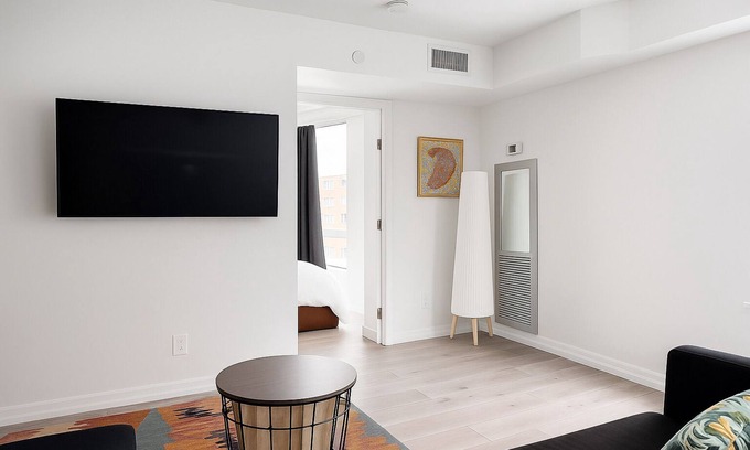 Bloor-Yorkville Condo | Stylish Condo in Yorkville