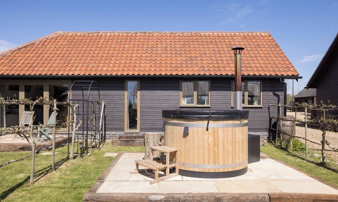 Croydon Cottage | Stylish cottage, countryside views, wood burning hot tub, 20 mins to Cambridge