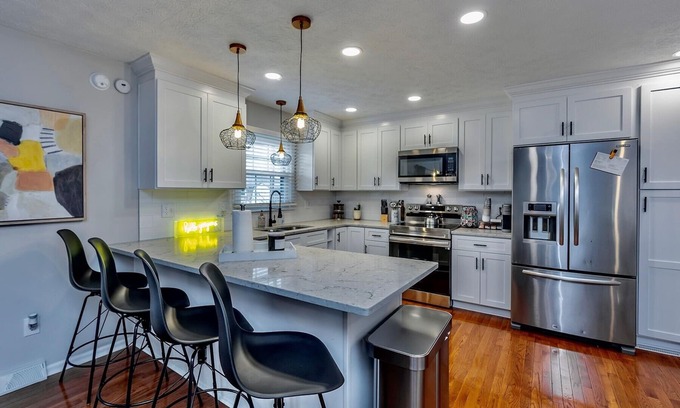 Open Gates House | ⭐️Stylish & Cozy Ranch⭐️ Patio, Fenced Back Yard, Fire 🔥Pit-all the essentials!