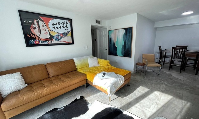 East Central Park Condo | Stylish Downtown Escape 2BR with King Suite Patio Walkable Fast Wi-Fi