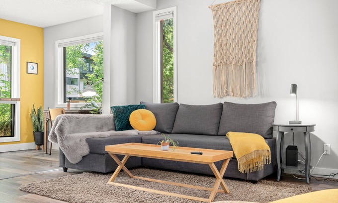 Bridgeland House | Stylish Duplex - Near DT. Self Check-In & Parking