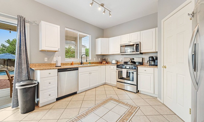 Avondale House | Stylish escape with private pool backyard oasis & high-speed WiFi