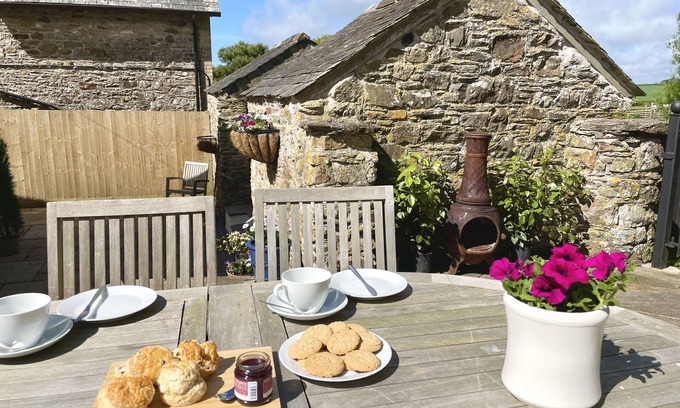 Margate Old Town Cottage | Stylish Family-Friendly Cottage With Hot Tub