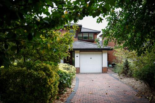 Penylan House | Stylish family home in desirable Penylan + Parking