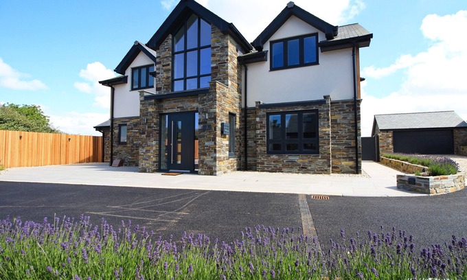 St Merryn House | Stylish holiday home with hot tub