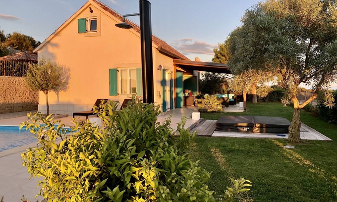 Ugljan Villa | Stylish holiday home in a dream location pool, parking, WiFi