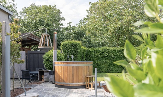 Zingem Apartment | Stylish holiday home with a hot tub and terrace