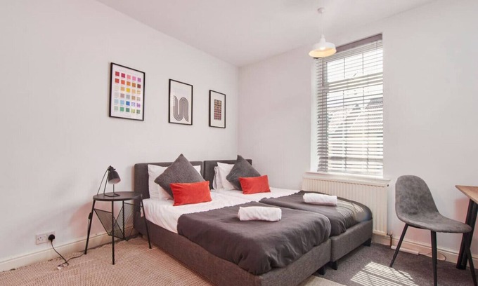 Hillsborough House | Stylish Home Sleeps 5 FreeParking Garden