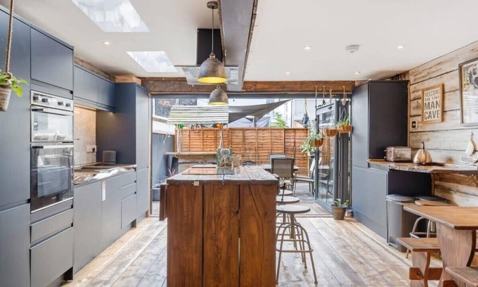 Exeter House | Stylish House w/Free Parking, Nr Exeter Centre