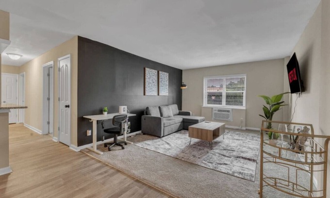 Crabtree Apartment | Stylish King 2BR Suite—in Crabtree Valley Raleigh!