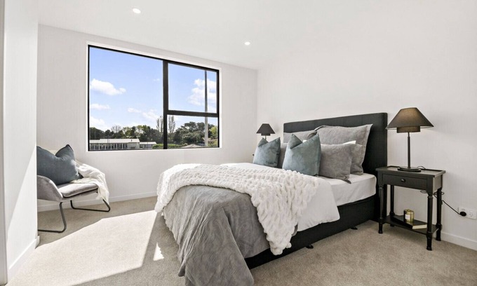 Takapuna House | Stylish Lake Retreat with Massage Chair & Garden