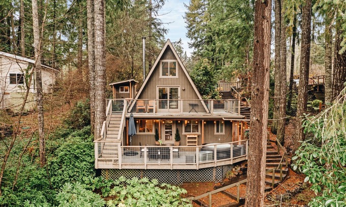 Burley Cabin | Stylish Lakefront Cabin Retreat, Sauna/Hot tub & Cold Plunge