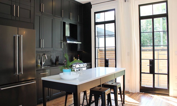 Historic Downtown Savannah House | Stylish Luxury Townhome w/Private Courtyard! Free Parking! 2 Master Suites! Wifi