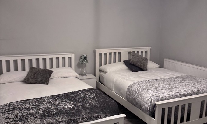 Droylsden Villa | Stylish & Modern 3-Bed Home in Droylsden, Manchester – Prime Location & Comfort.