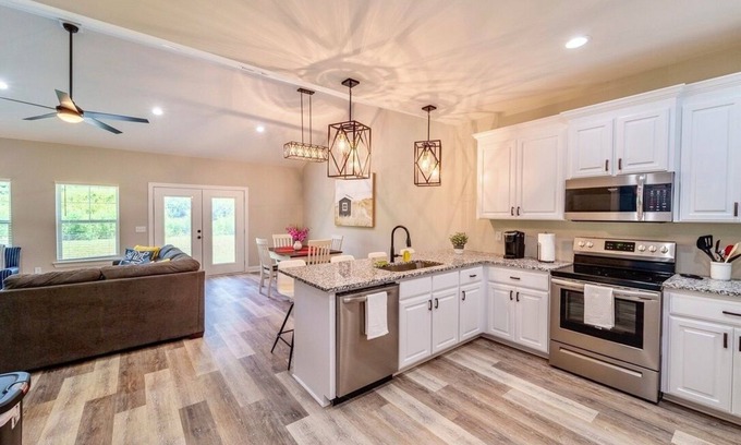 Dothan House | Stylish & Modern Dothan Getaway Mins to Downtown!