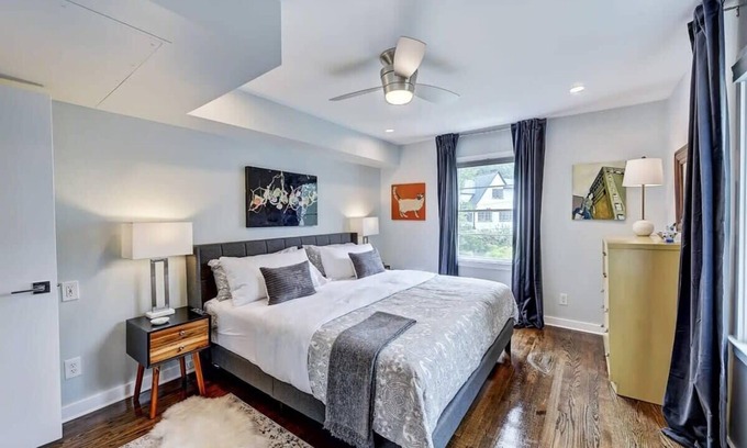 Charlotte Center City Condo | Stylish Myers Park 1BR King Condo | Queens Rd