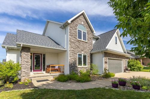 Waukee House | Stylish Oasis for Unforgettable Getaways home