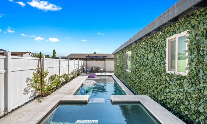 Indio House | ❤️🌏Stylish Private Salt Pool/Spa 5 BR 3 Bath Villa Comfortably Entertains15🌏❤️