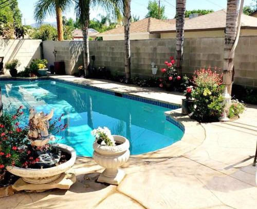 Granada Hills South House | Stylish Ranch with Gorgeous Swimming Pool & Piano
