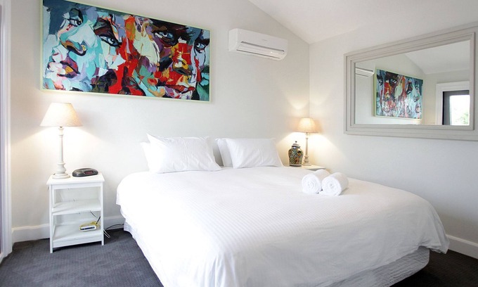 Bathurst Apartment | Stylish renovated heritage apartment, in quiet tree lined st close to the CBD